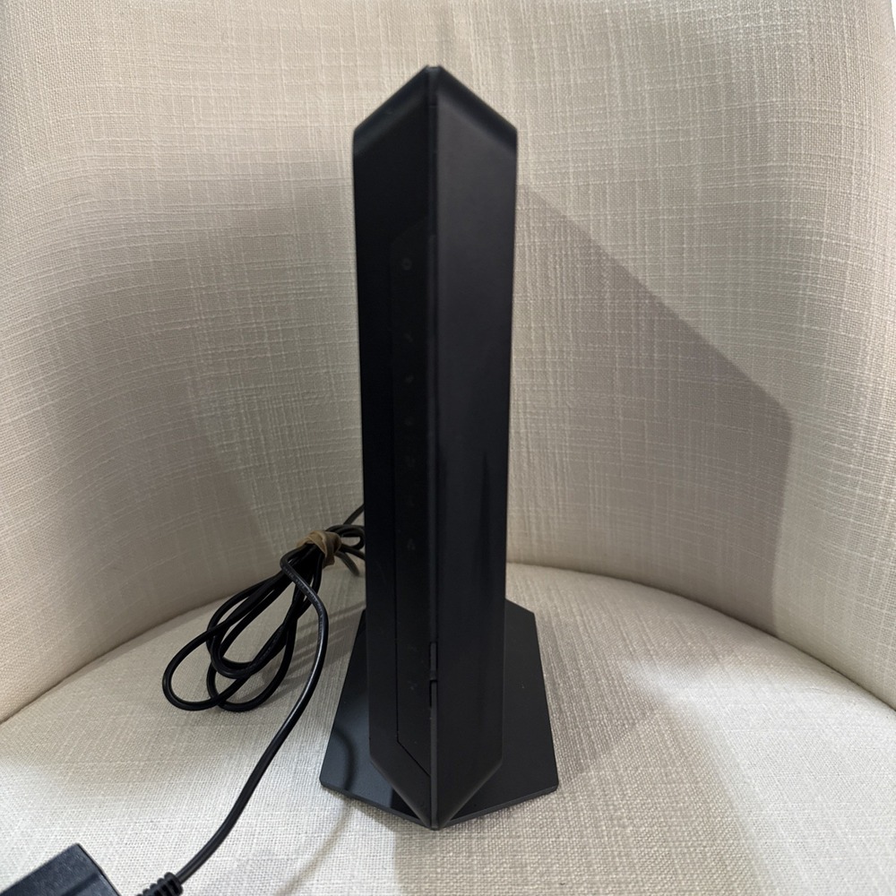 NETGEAR-C7000 - AC1900 Dual-Band Gigabit Cable Modem Wi-Fi Router - Picture 2 of 7